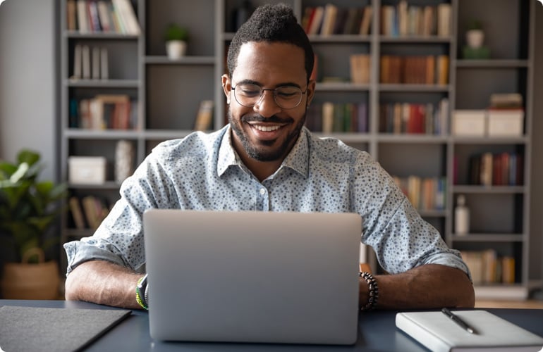 homme souriant à l’ordinateur